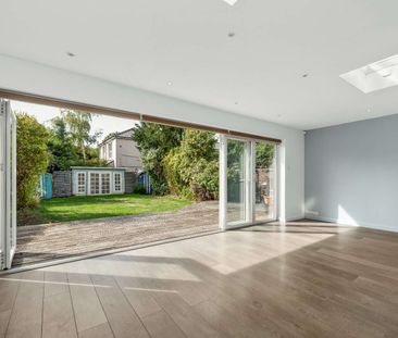 A beautifully extended, detached chalet-style home a short walk fro... - Photo 2