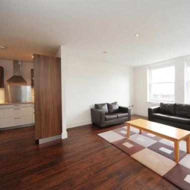 Modern and stylish 3 double bedroom apartment available now - Photo 1