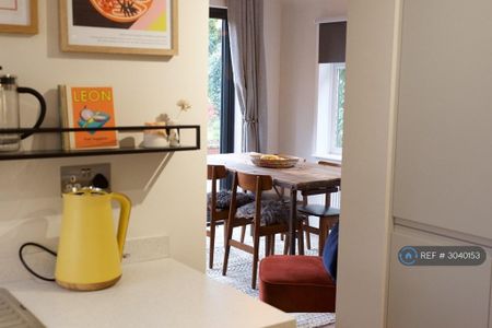 1 bedroom in a house share to rent - Photo 2