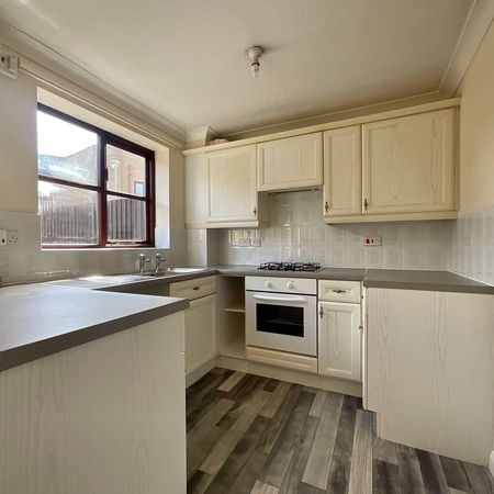 2 bedroom Semi-Detached House to let - Photo 3