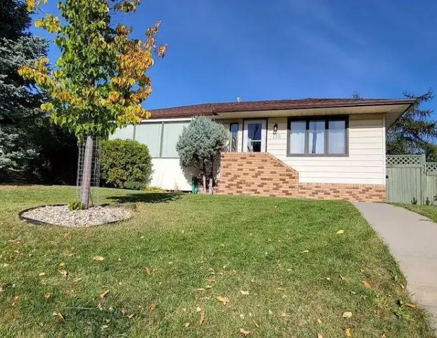 Cozy 2 Bedroom main floor suite | 716 Thorneycroft Drive Northwest, Calgary - Photo 1