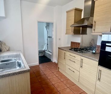 2 bedroom end of terrace house to rent - Photo 5