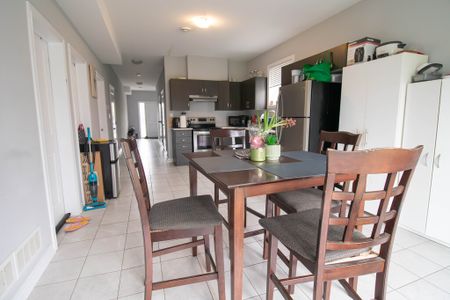 **ALL INCLUSIVE** STUDENTS ROOM FOR RENT IN A STUNNING HOUSE!! - Photo 4