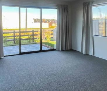 Spacious 4 Bedroom in Acland Park - Photo 4