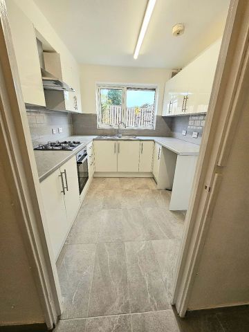 4 Bed Terraced House, Berkeley Path, LU2 - Photo 3