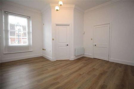 Cross & Pillory Lane, Alton, Hampshire, GU34 - Photo 3