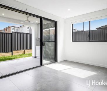 “Stunning Brand New 5 Bedroom Home” - Photo 4