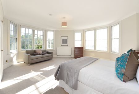 A superb five-bedroom apartment situated on the fifth floor in St John’s Wood, London NW8 - Photo 5