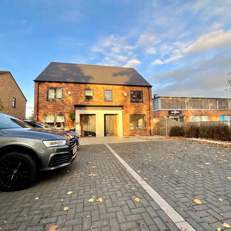 3 bedroom Semi-Detached House to let - Photo 1