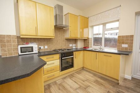 Neeld Crescent - Photo 2