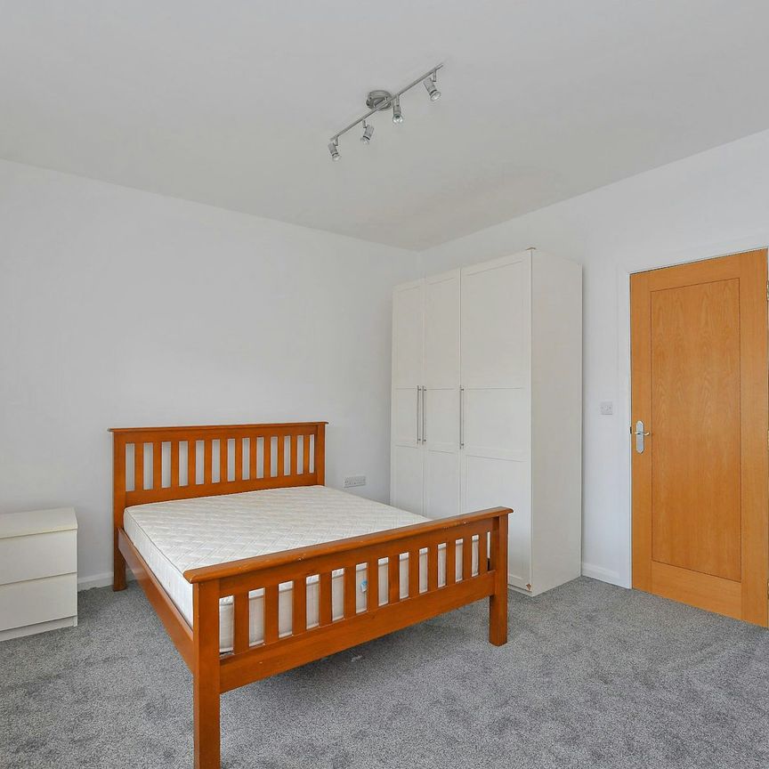 Duplex to rent on - Photo 1