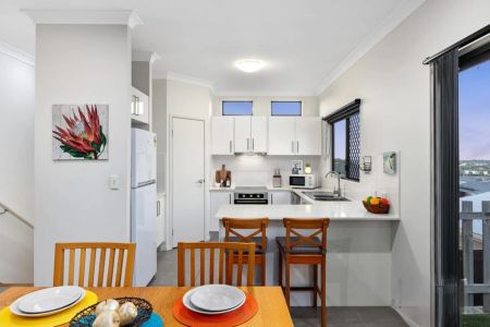 Contemporary living close to parks, shops, and transport. - Photo 3