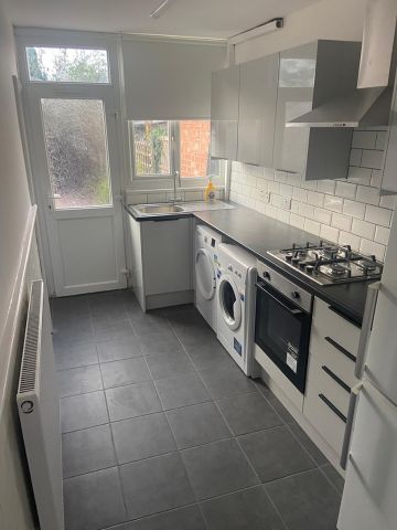 3 Bed Semi-Detached House, Abercorn Road, CV5 - Photo 4