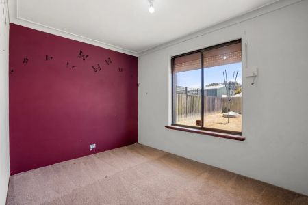 Four bedroom home with workshop, patio & side access. - Photo 2