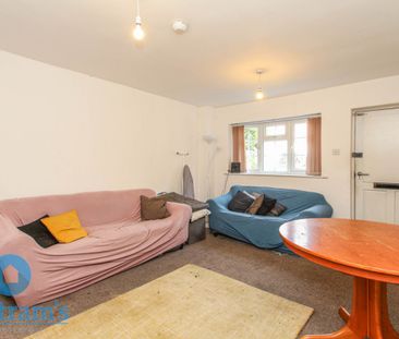 References Pending - 4 bed Mid Terraced House - Photo 1