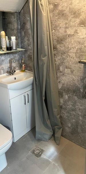 Room in a Shared House, Stockingstone Road, LU2 - Photo 1