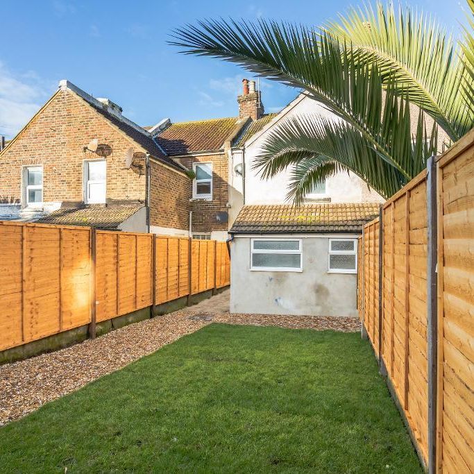 1 bedroom in a house share to rent - Photo 1