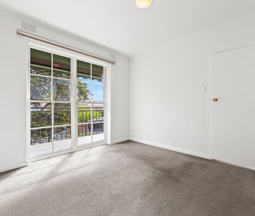 Charming Top Floor Retreat in a Prime Lifestyle Location - Photo 1