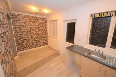 4 bedroom semi-detached house to rent - Photo 2