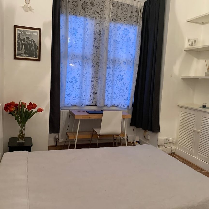 Studio Flat, Queens Road, N11 - Photo 1