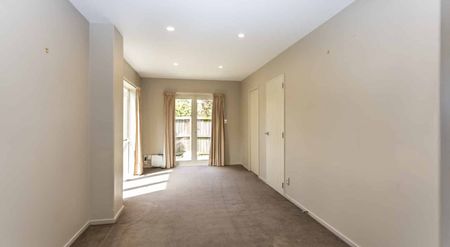 Lovely 3 bedroom townhouse with great parking options! - Photo 2