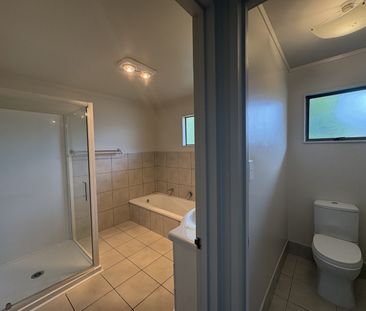 Modern 2 Bedroom - Photo 4