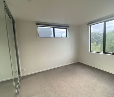 STYLISH THREE BEDROOM TOWNHOUSE - Photo 3