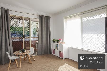 ENTERTAINERS DELIGHT WITH HUGE SPARKLING POOL FOR QLD SUMMER! - Photo 3