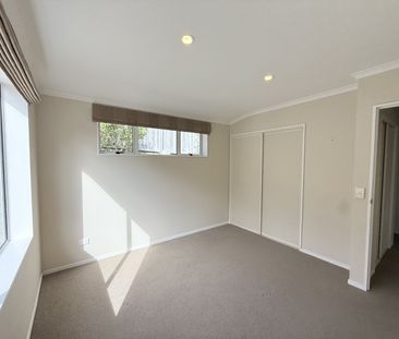 Charming Three-Bedroom Home with Spacious Yard - Photo 4
