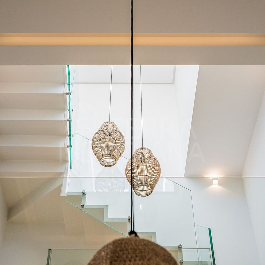 Impressive 4-bedroom beachfront townhouse for Long Term rental in Estepona - Photo 1