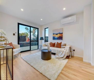 Spacious 3-Bedroom, 2.5 Bathroom House Available for Rent in Mangere - Photo 2