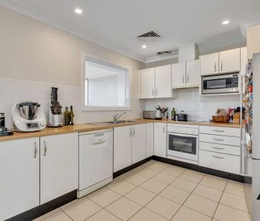 Large Family Home! - Photo 6