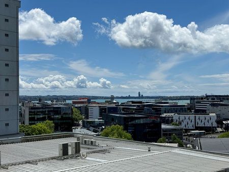 Stylish 3BR, 2 BTH, 2 Balconies Fully Furnished - Photo 3