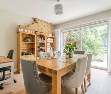 Three Bedroom Detached Bungalow with Larger Secluded Garden for Ren... - Photo 4
