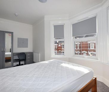6 bedroom terraced house to rent - Photo 2
