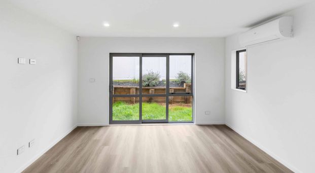 Modern 3 bedroom townhouse with water views in quiet cul-de-sac! - Photo 1