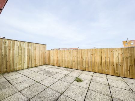 Prachtig gerenoveerd duplexappartement met groot zonneterras en open zicht, gelegen vlakbij de Zoutelaan en de Dumortierlaan. Garage mogelijk. - Photo 3