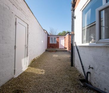 1 bedroom in a house share to rent - Photo 2