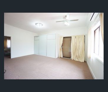 Single level 4 Bedroom house minutes walk to bus stop - Photo 4