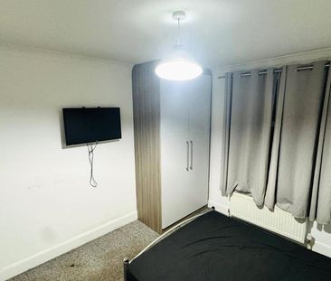 6 bedroom semi-detached house to rent - Photo 2