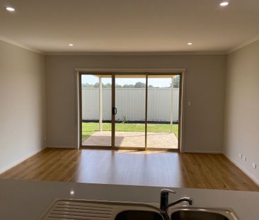 Modern 3 Bedroom Property in Angle Vale - Photo 3