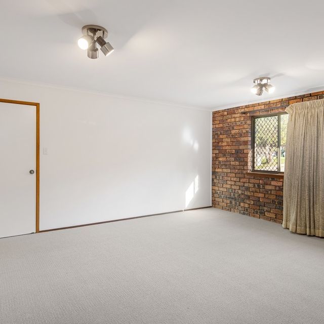 IMPECCABLE LARGE FAMILY HOME - Photo 1