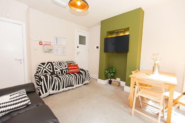 5 bedroom detached house to rent - Photo 1