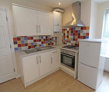 1 bedroom in a house share to rent - Photo 4