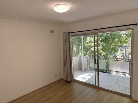 2 Bedroom Apartment- Private LOCK UP GARAGE- Walk to Shops & COOGEE BEACH- 2 Double Bedrooms with OCEAN VIEWS - Photo 5