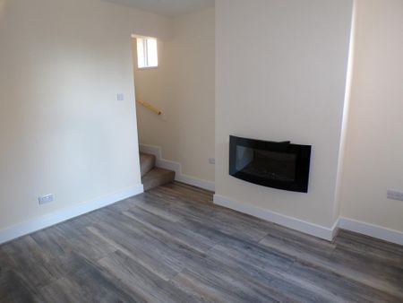 2 bedroom end of terrace house to rent - Photo 2
