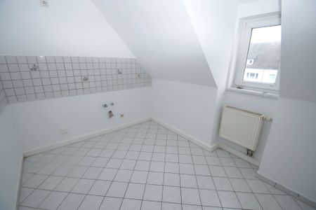 3-Zimmer-Wohnung im Dachgeschoß mit separater Küche und Dusche, renoviert, ab sofort - Photo 2