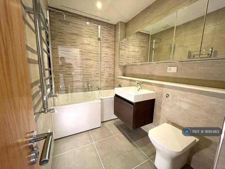 3 bedroom flat to rent - Photo 4