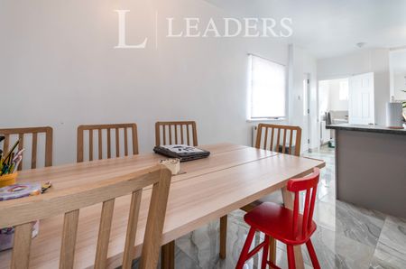 3 bedroom semi-detached to rent Lancaster Avenue , Hitchin SG5 1PA - Photo 2