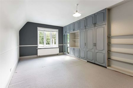 A substantial family home with versatile living set in attractive grounds. - Photo 5
